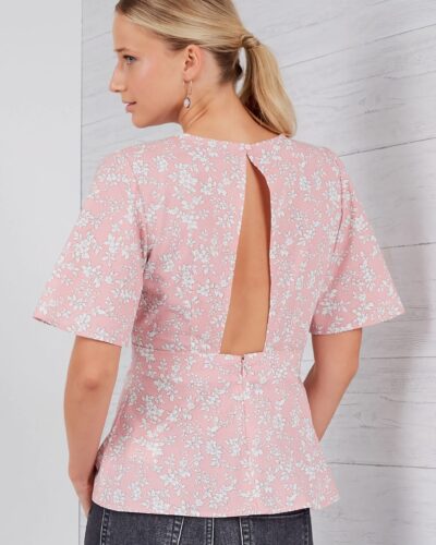 Bluse med vingeærmer og bar ryg - str. 36-48 10 Bluse med vingeærmer og bar ryg - str. 36-48