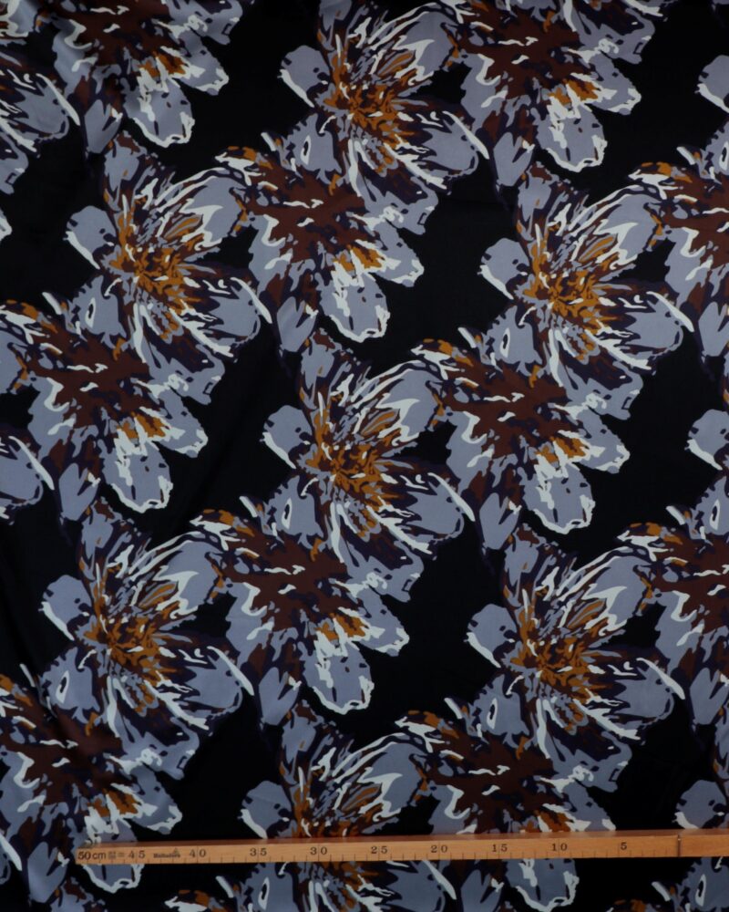 Sort m. grå blomster - Blød satin - Image 2