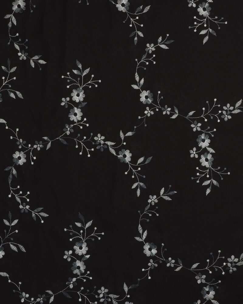 Sort voile med broderet blomster