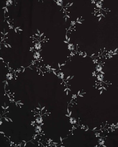 Sort voile med broderet blomster