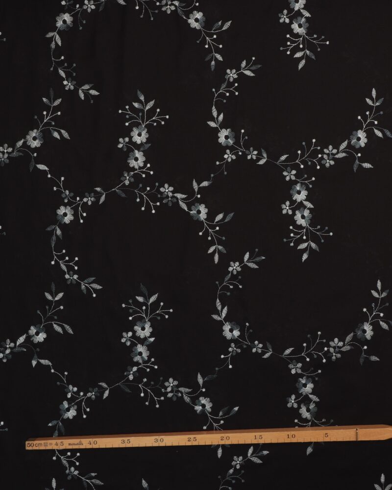 Sort voile med broderet blomster - Image 2