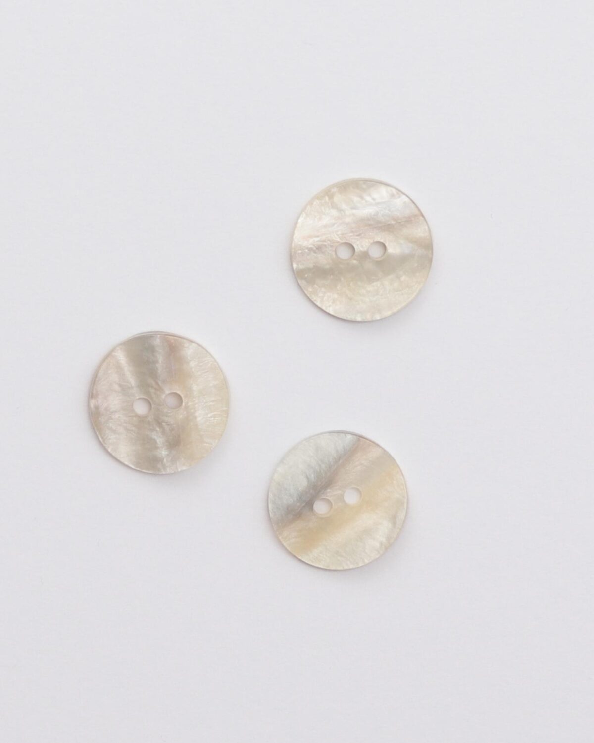 Offwhite/lysegrå - Perlemor lignende 19 mm