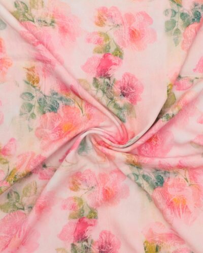 Blomster i røde nuancer på lyserød - Twillvævet viskose 7 Blomster i røde nuancer på lyserød - Twillvævet viskose