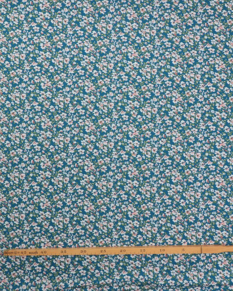 Små blomster på blå bund - Viskose - Image 2