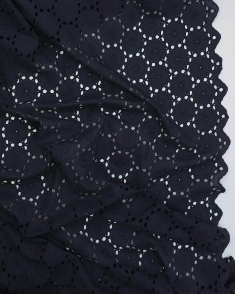 Mørkeblå med stor blomst - Broderie Anglaise