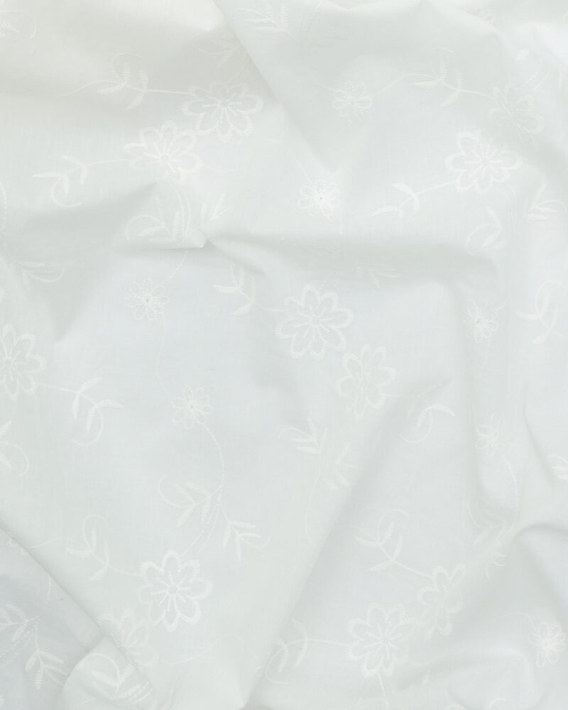 Lys creme m. broderet blomster - Broderie Anglaise