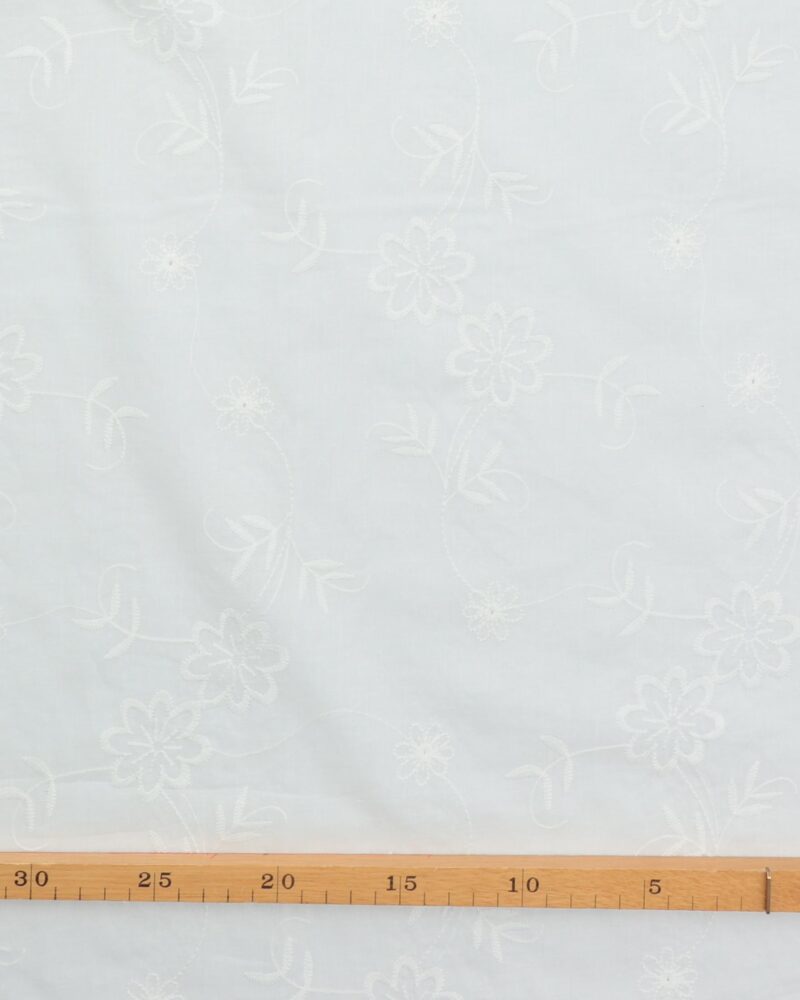 Lys creme m. broderet blomster - Broderie Anglaise - Image 2