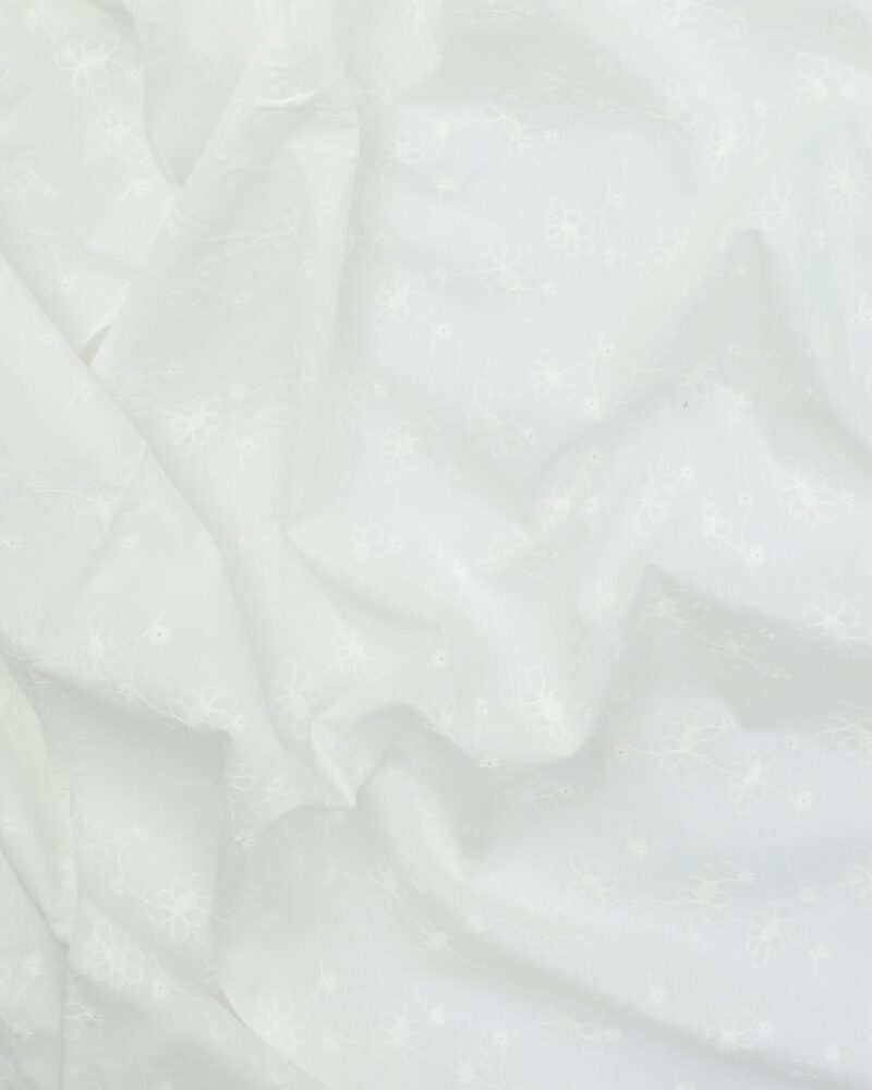 Lys creme m. broderet blomstersnerler - Broderie Anglaise