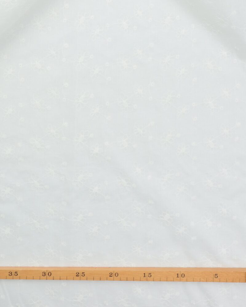 Lys creme m. broderet blomstersnerler - Broderie Anglaise - Image 2
