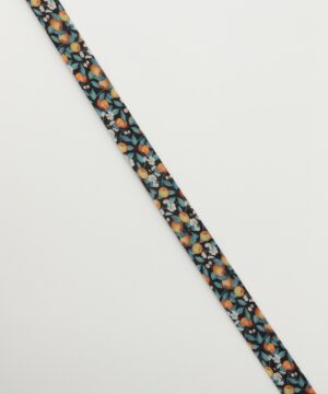 Orangegule æbler på sort - 20 mm skråbånd fra Liberty