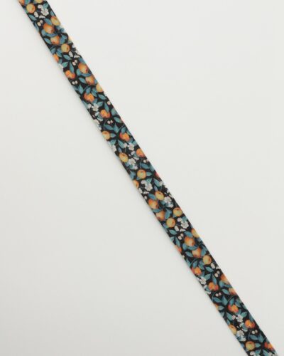 Orangegule æbler på sort - 20 mm skråbånd fra Liberty