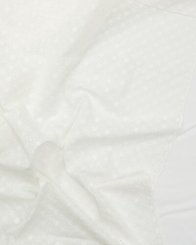 Flødefarvet m. små blomster - Broderie Anglaise