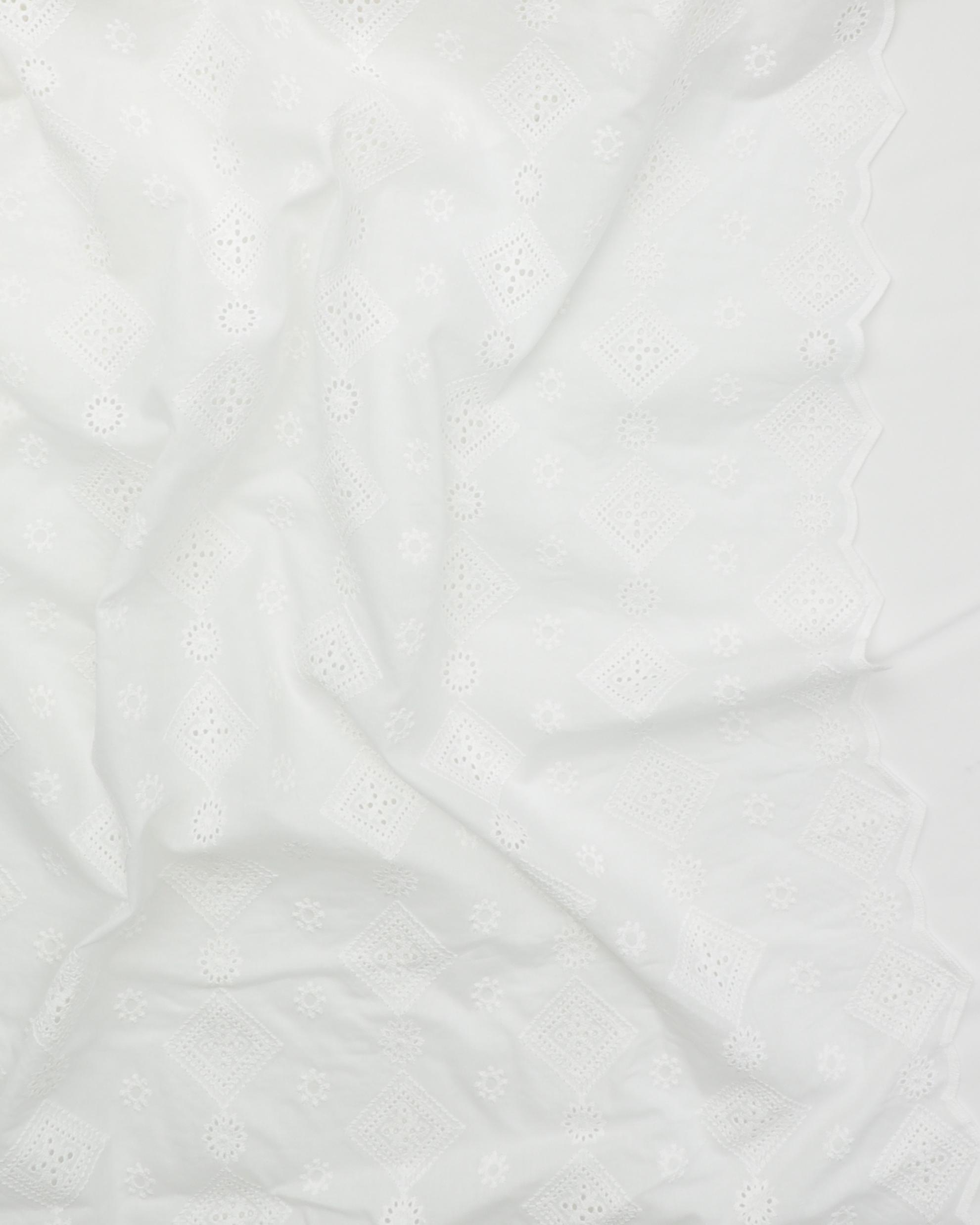 Hvid med cirkler og firkanter - Broderie Anglaise 3 Hvid med cirkler og firkanter - Broderie Anglaise