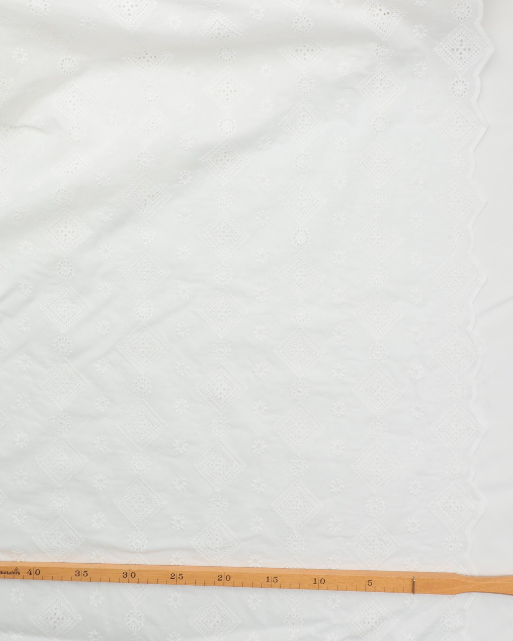 Hvid med cirkler og firkanter - Broderie Anglaise 4 Hvid med cirkler og firkanter - Broderie Anglaise - Billede 2