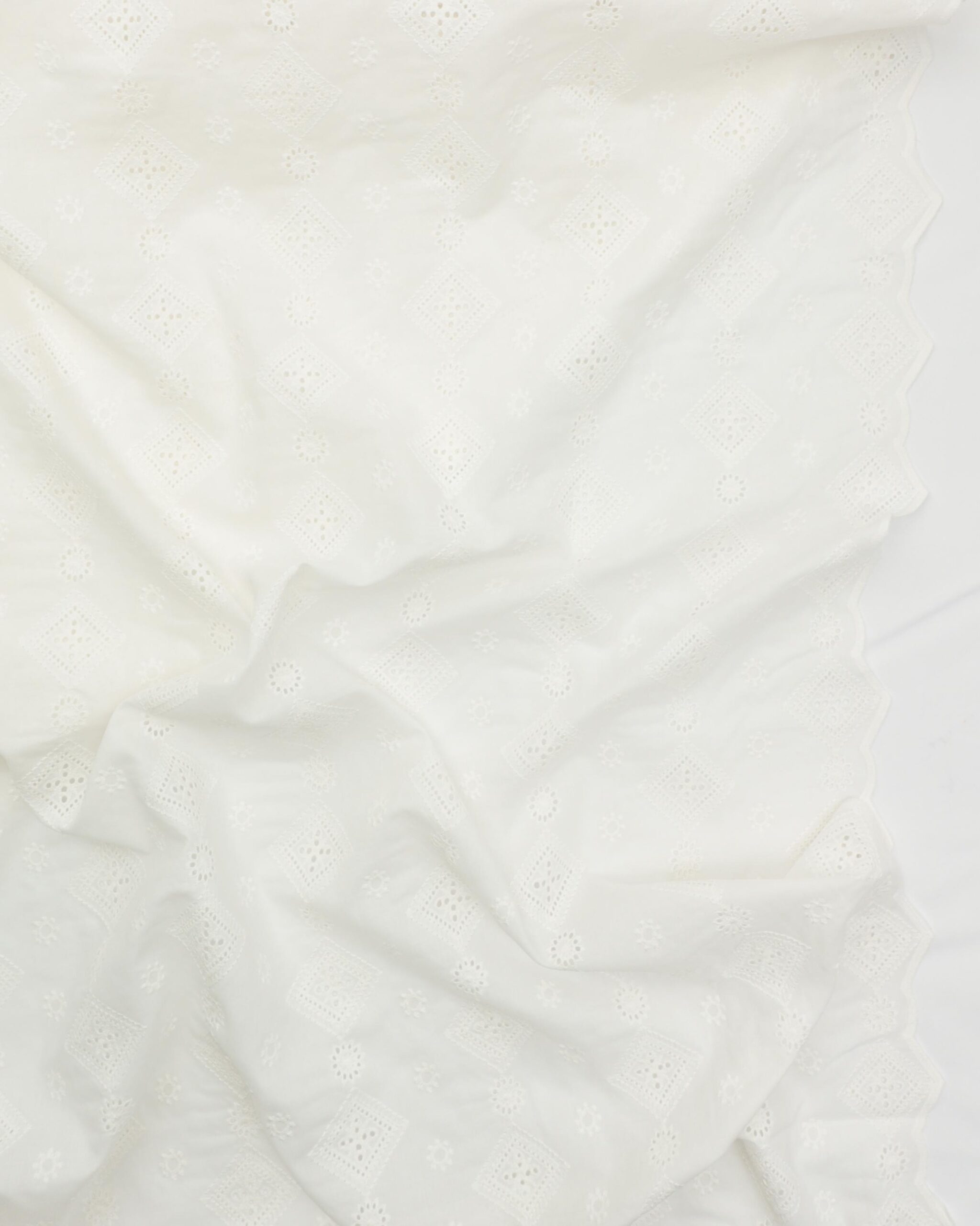 Flødefarvet med cirkler og firkanter - Broderie Anglaise 3 Flødefarvet med cirkler og firkanter - Broderie Anglaise