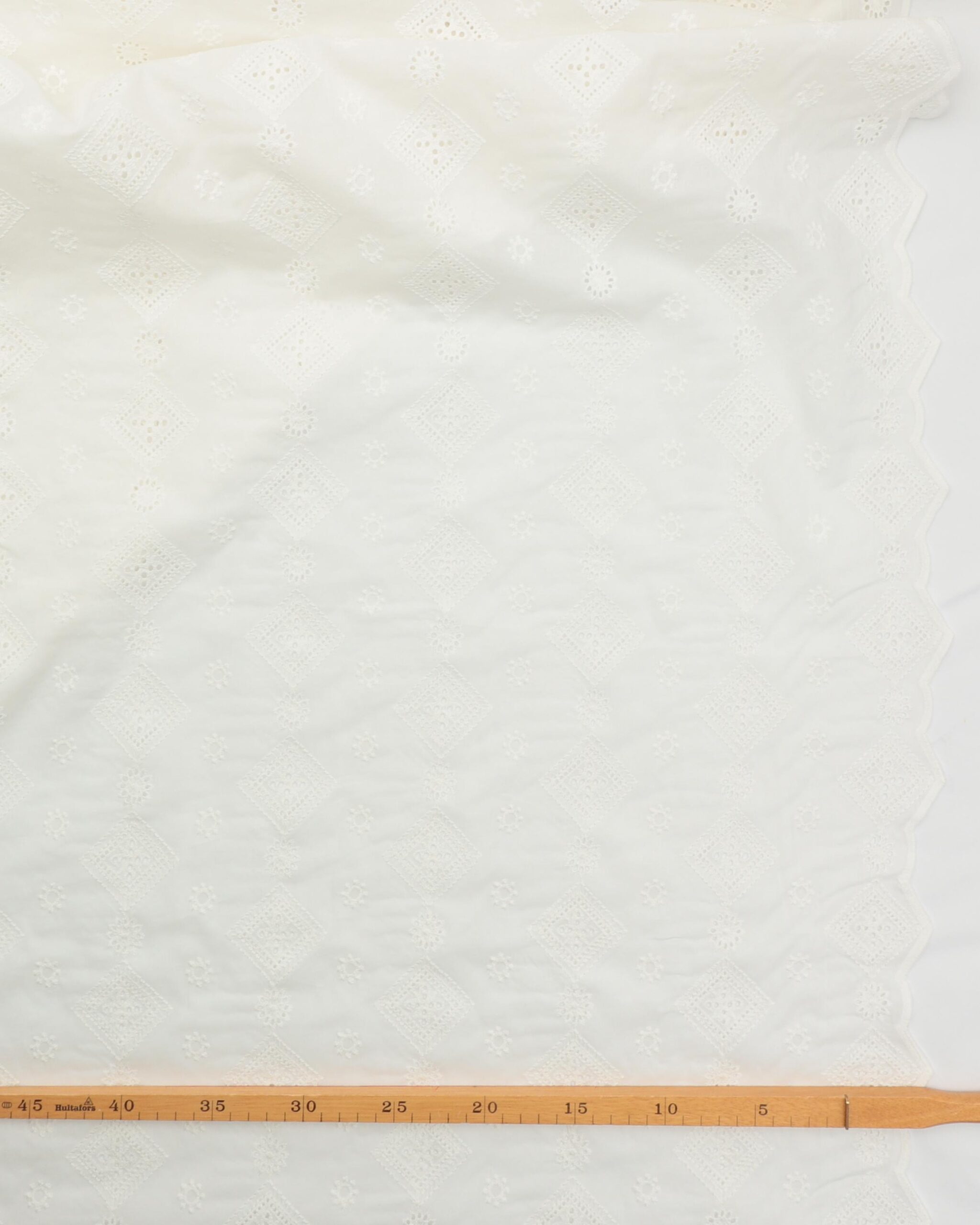 Flødefarvet med cirkler og firkanter - Broderie Anglaise 4 Flødefarvet med cirkler og firkanter - Broderie Anglaise - Billede 2