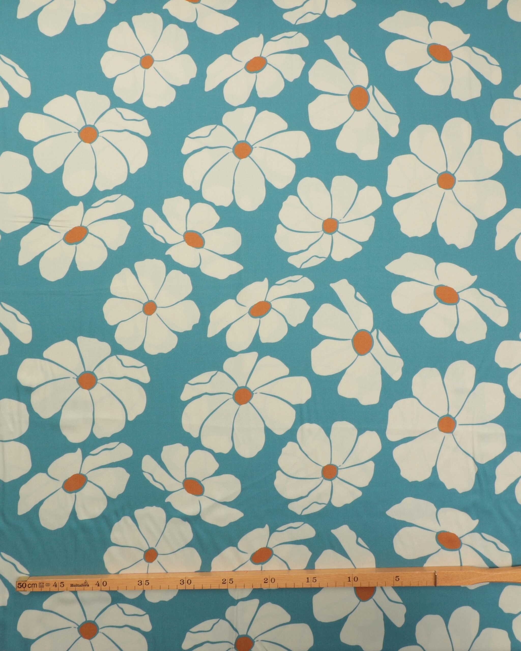 Flødefarvet blomster på støvet petrol -Twillvævet viskose 4 Flødefarvet blomster på støvet petrol -Twillvævet viskose - Billede 2