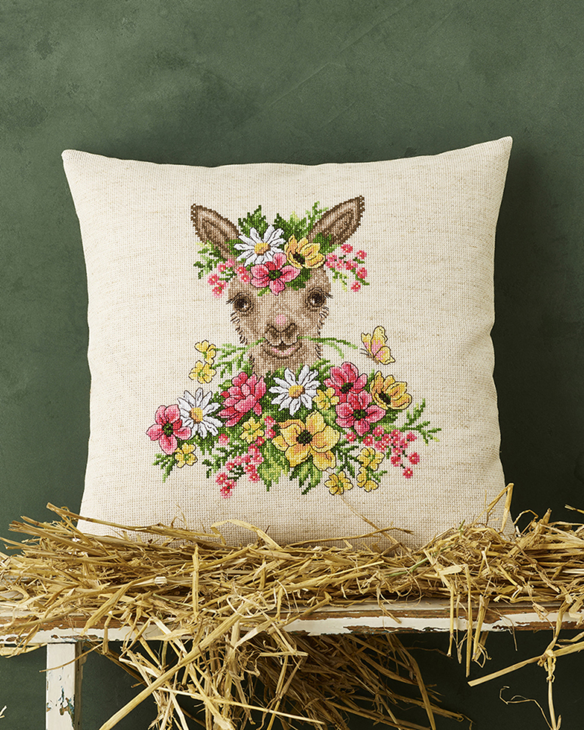 Alpaka i blomster pude - 40x40 cm