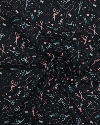 Sakse, nåle, tråd på sort bund - Bomuld