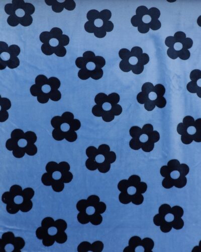 Lyseblå m. mørkeblå blomst - Microfleece