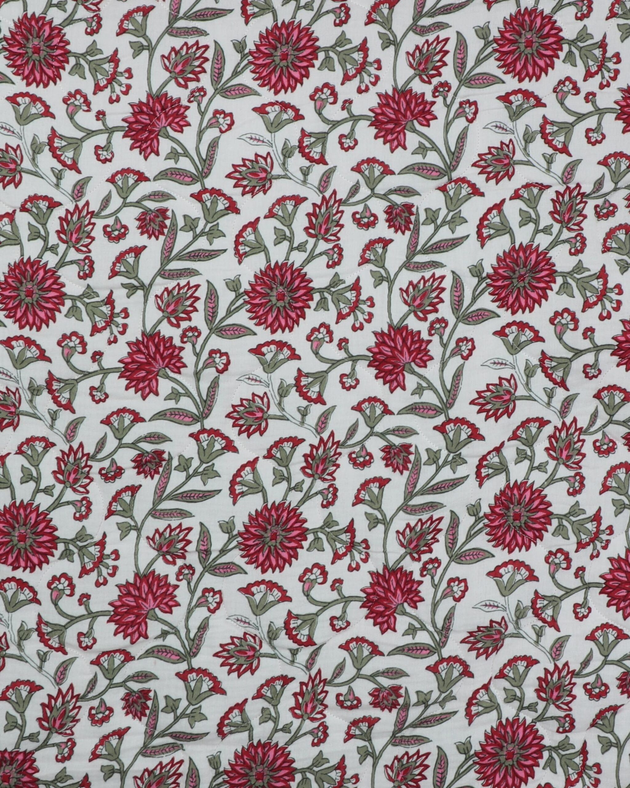 Hvid med røde blomster - tosidet musselin, vatteret og quiltet 3 Hvid med røde blomster - tosidet musselin, vatteret og quiltet
