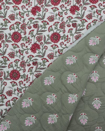 Hvid med røde blomster - tosidet musselin, vatteret og quiltet 7 Hvid med røde blomster - tosidet musselin, vatteret og quiltet