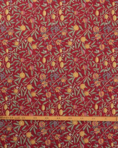 Alternative view of MED fruit, mørkerød bund - William Morris