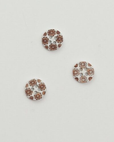 2 huls, hvid med lysebrune blomster - 11 mm træknap