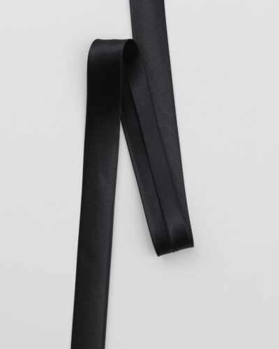 Ensfarvet satin skråbånd 20 mm - Polyester - Sort
