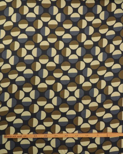 Alternative view of Mørkeblå med store prikker der danner en mønster - Twillvævet viskose