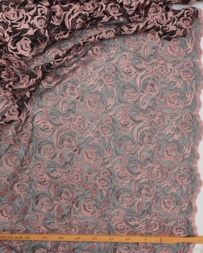 Alternative view of Lyserødt broderi på sort brudetyl