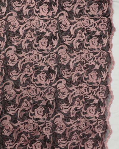 Lyserødt broderi på sort brudetyl