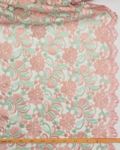 Alternative view of Broderi på flødefarvet tyl