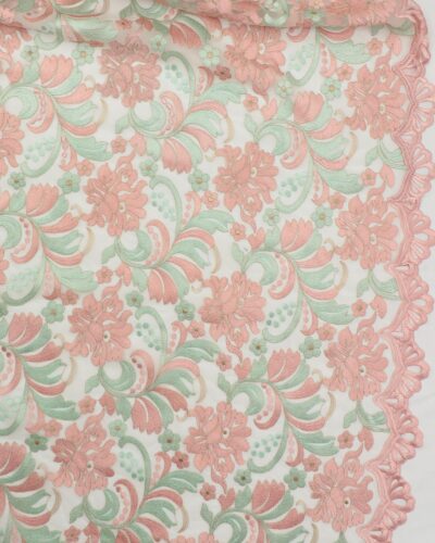 Broderi på flødefarvet tyl