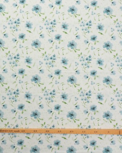 Alternative view of Blågrå blomster, grønne blade på hvid bund - Patchwork