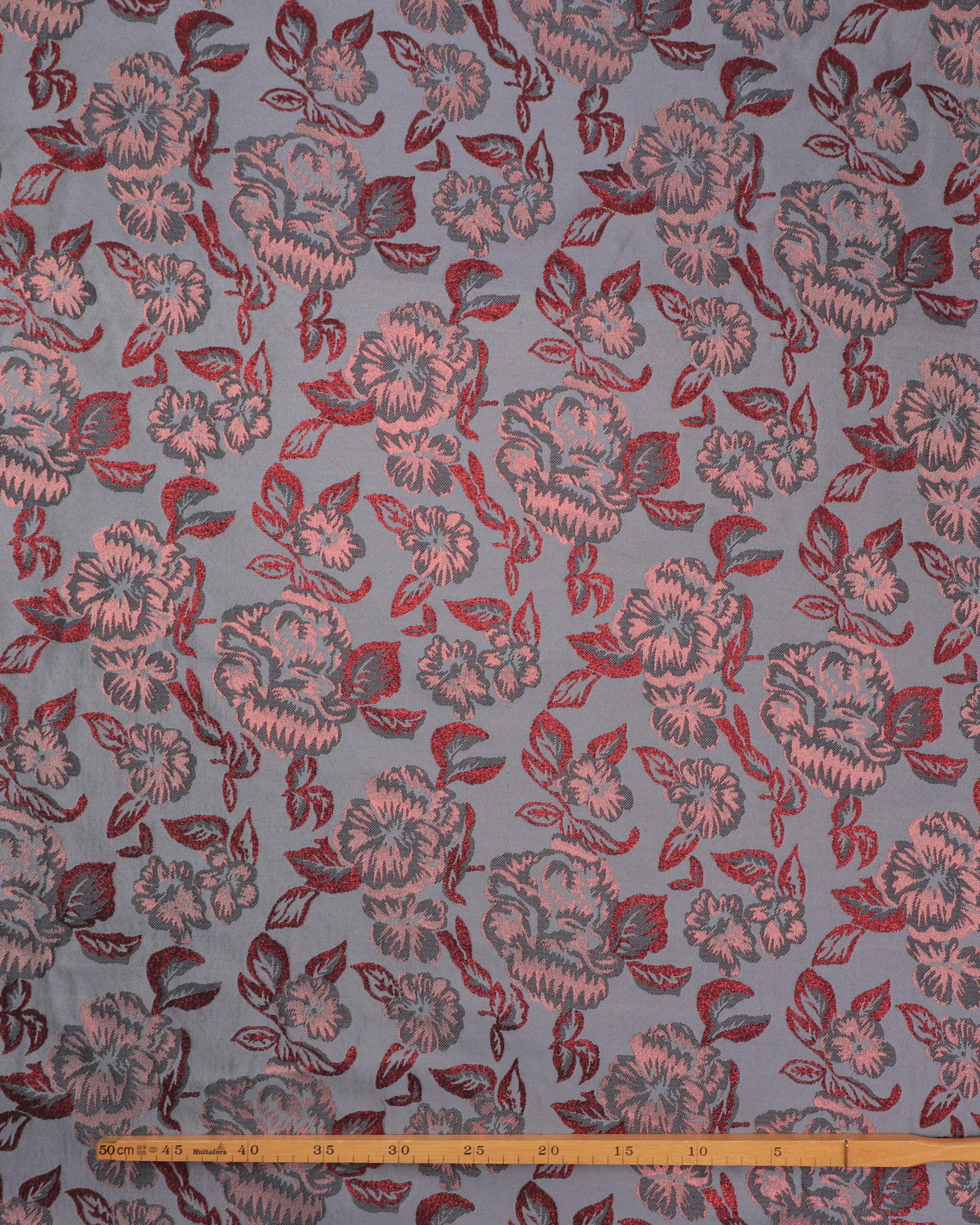 Brokade, grå med blomster og rødt glimmer - Polyester 4 Brokade, grå med blomster og rødt glimmer - Polyester - Billede 2