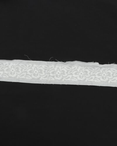 Offwhite med broderet blomster - 70 mm