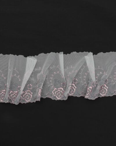 Alternative view of Hvid tyl m. lysrøde og grå blomster - 16 cm