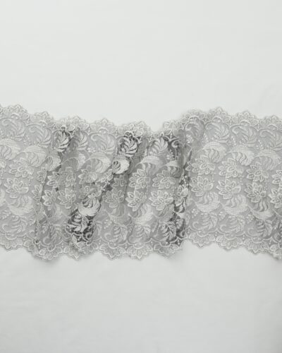 Sort tyl m. offwhite blomster - 25 cm