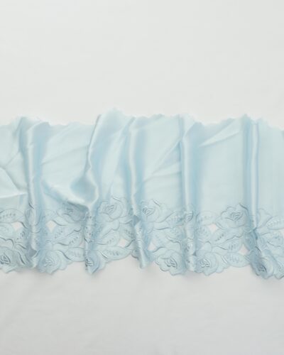 Lyseblå satin m. blomster - 25 cm