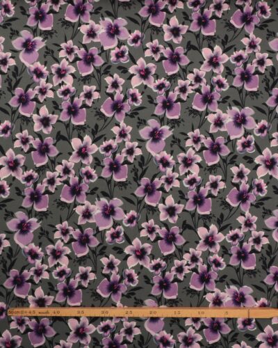 Alternative view of Lavendelfarvet blomster på grågrøn bund - French Terry