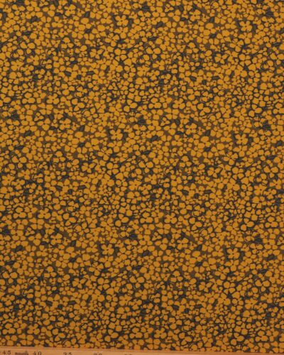 Karryfarvet blomster på olivengrøn bund - Viskose/polyester