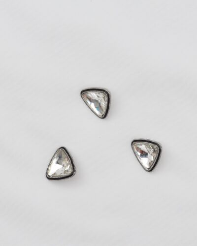 Øjeknap, sølv trekant med klar sten og sort kant - 15 mm metalknap