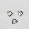 Øjeknap, sølv trekant med klar sten og sort kant - 20 mm metalknap