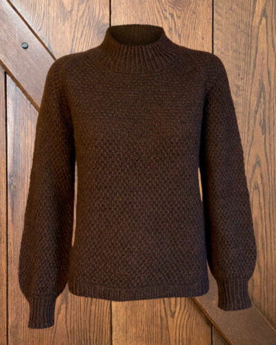 Strikkeopskrift til Perle Sweater trøjen som ses på billedet