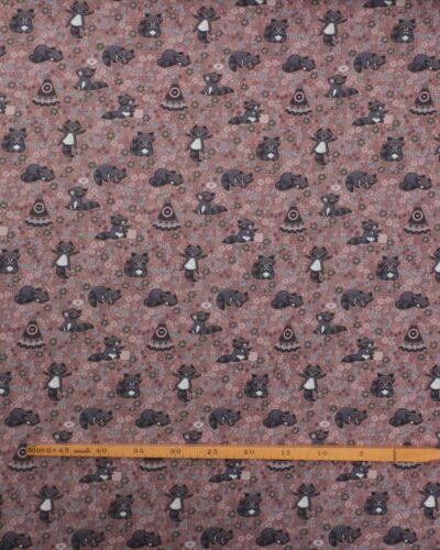 Alternative view of Vaskebjørne og små blomster på mørk gammelrosa bund - Jersey