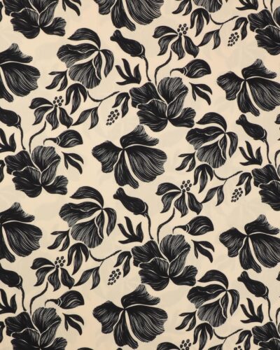 Sort blomster på cremefarvet bund - Twillvævet Viskose (Ecovero)