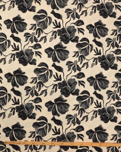 Alternative view of Sort blomster på cremefarvet bund - Twillvævet Viskose (Ecovero)