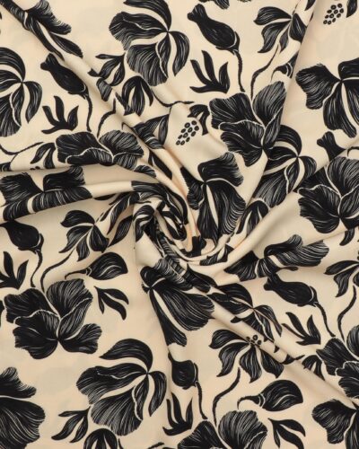 Sort blomster på cremefarvet bund - Twillvævet Viskose (Ecovero) 7 Sort blomster på cremefarvet bund - Twillvævet Viskose (Ecovero)