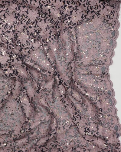 Rosa broderi og palietter på sort brudetyl